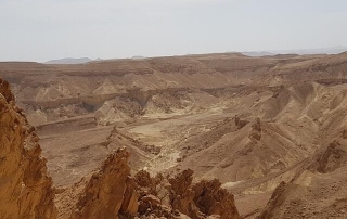 מחניון גוונים (הר סהרונים) לנחל נקרות (גב חולית)