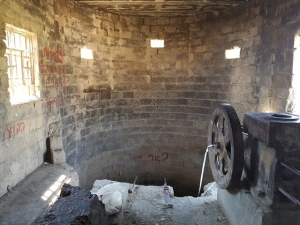 בתוך בית המעיין