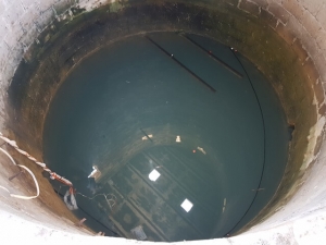 הבור מעל המעיין