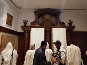 מתפללים בקבר רחל