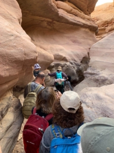 מטיילים בקניון האדום